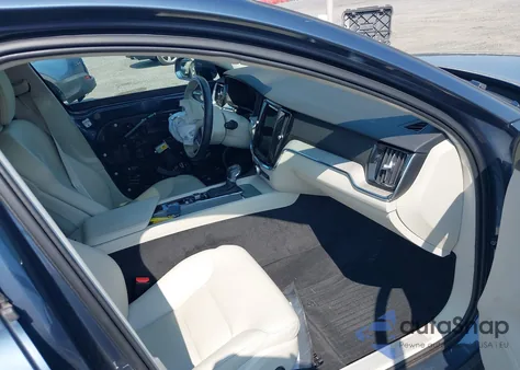 2021 Volvo V60 Cross Country T5 z USA, uszkodzony, nr VIN YV4102WK5M1068820